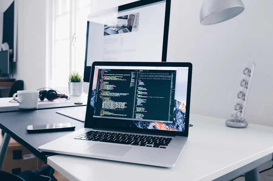 Desarrollo web a medida en Mazarrón, Murcia, por el equipo de TuWebLocal, programando código limpio para mejorar el SEO local.