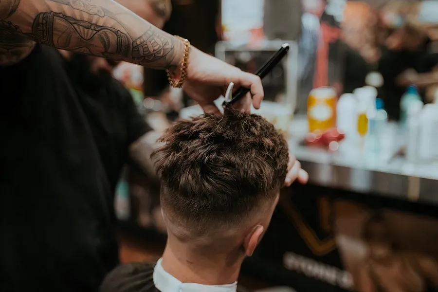 Cliente de barbería reservando cita online fácilmente desde su teléfono móvil gracias a una web rápida, sin comisiones y optimizada.
