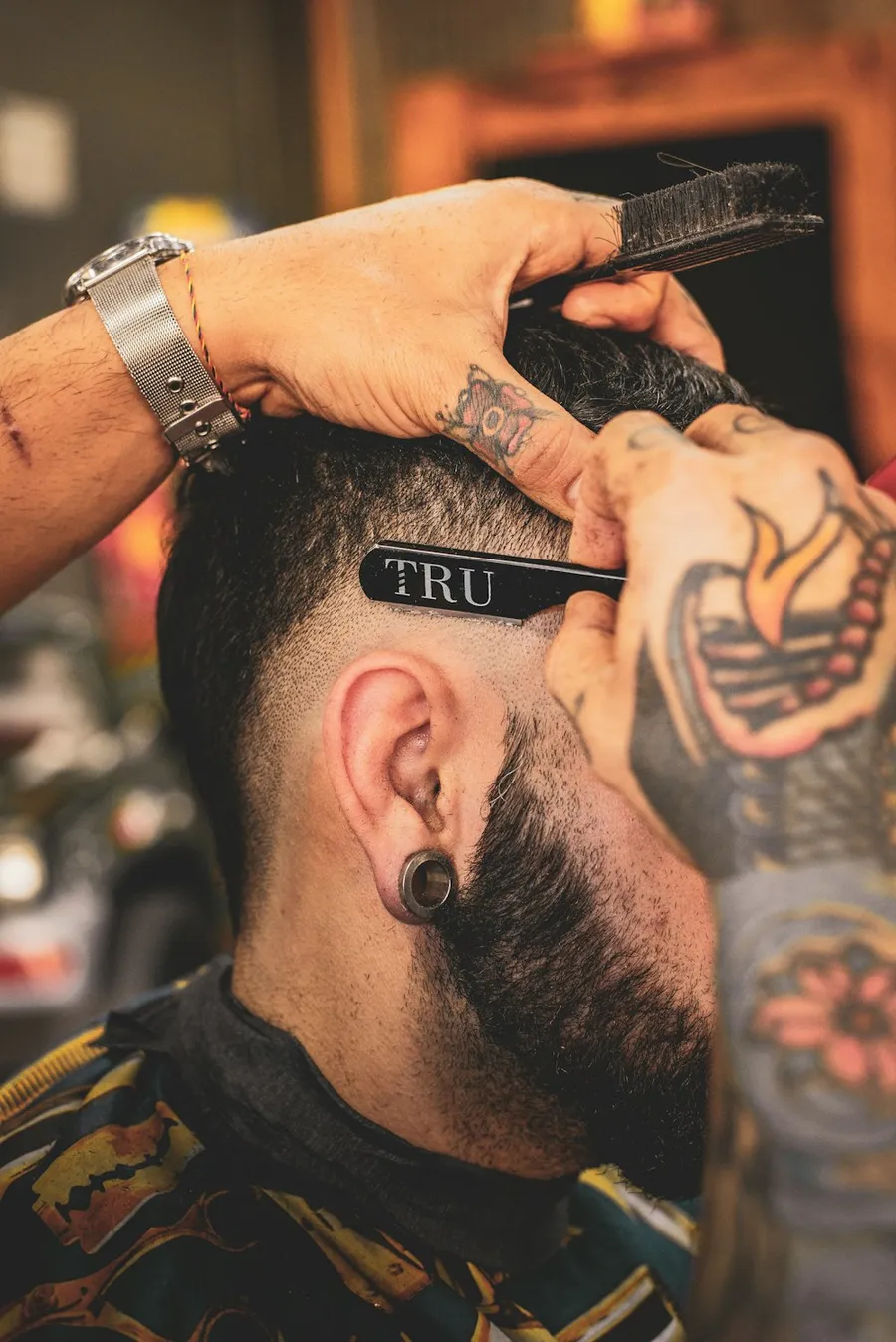 Sillón de barbería moderna en Murcia esperando a un cliente