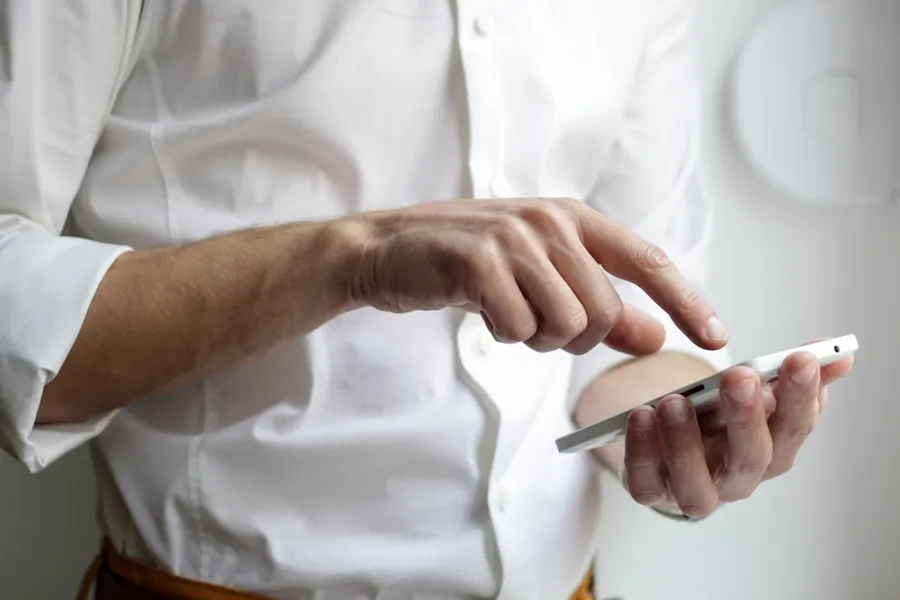 Persona buscando negocios locales en Murcia a través de Google Maps en su móvil